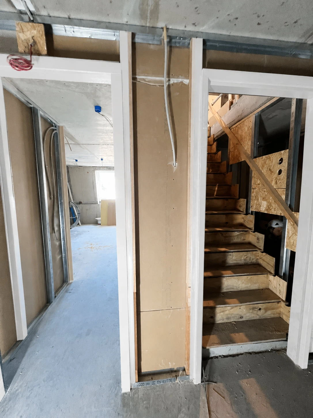 Metal-studconstructie en gipsplaten rond een trap in Groningen