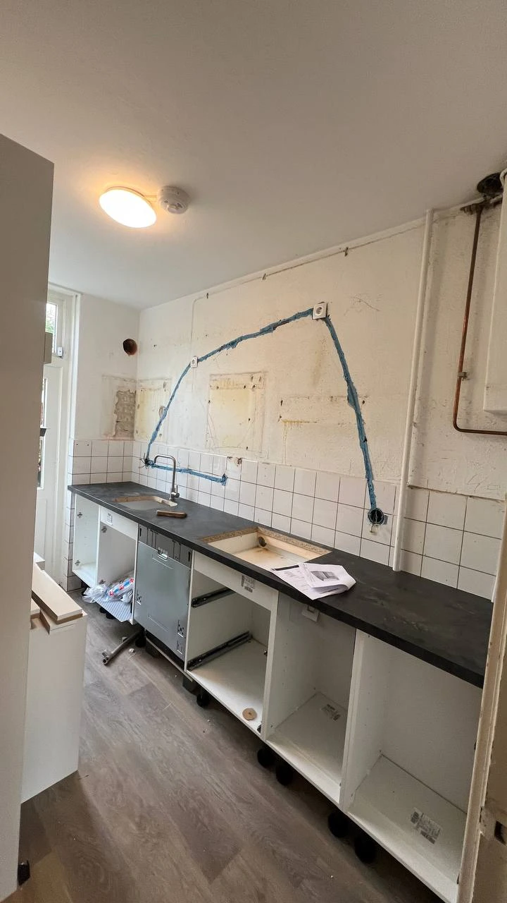 Onderkasten en donker werkblad tijdens de montage van een keuken in Groningen