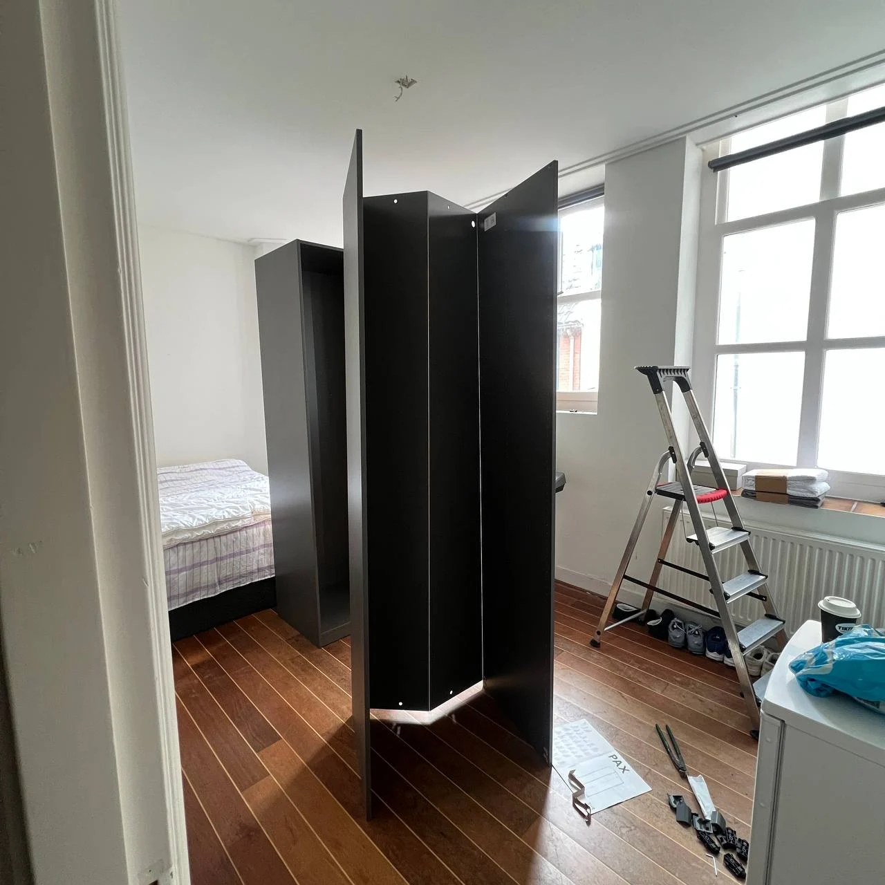 Zwarte IKEA PAX-kast tijdens montage door Farwood in Groningen