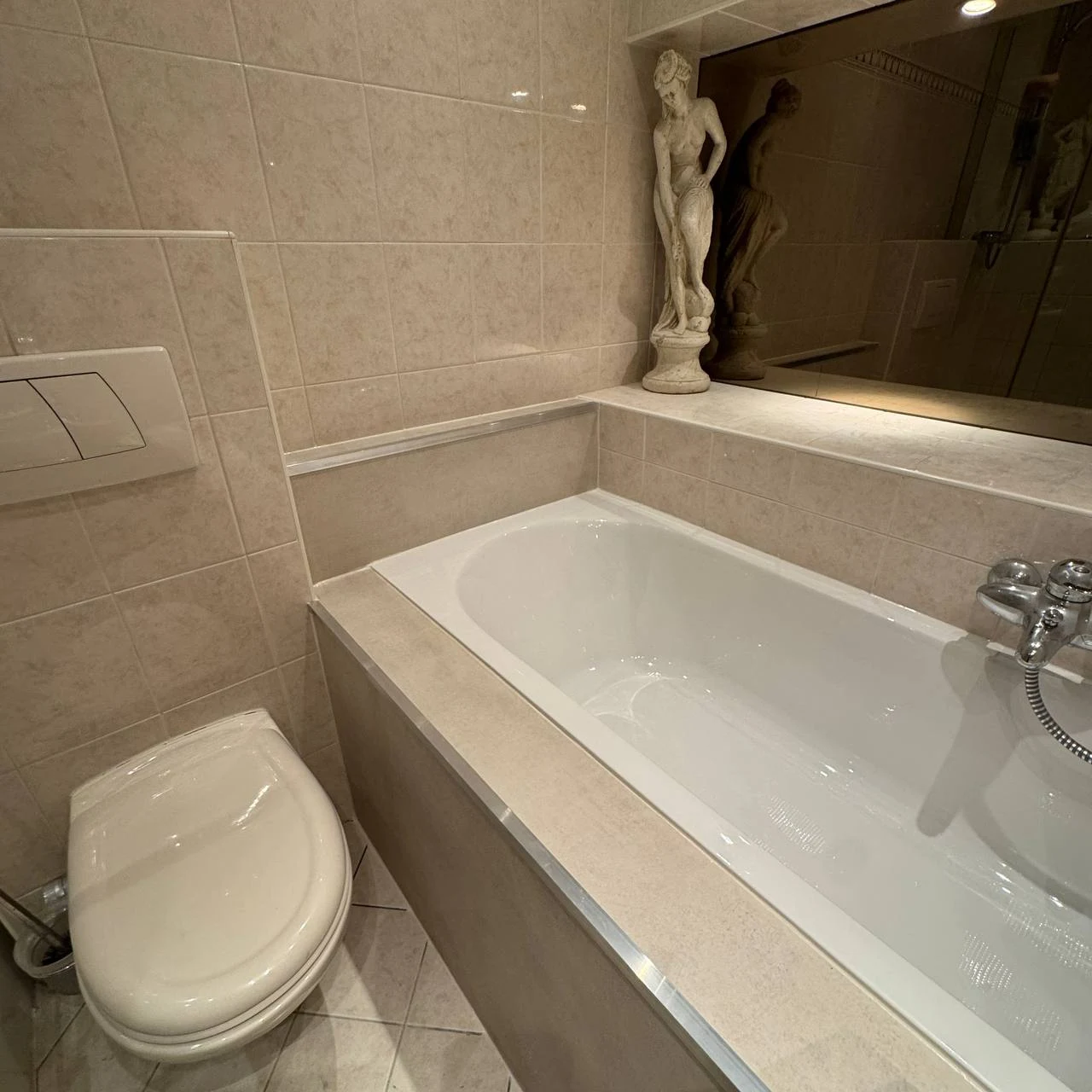 Nieuw geplaatst bad met passend afgewerkte ombouw in een badkamer in Groningen