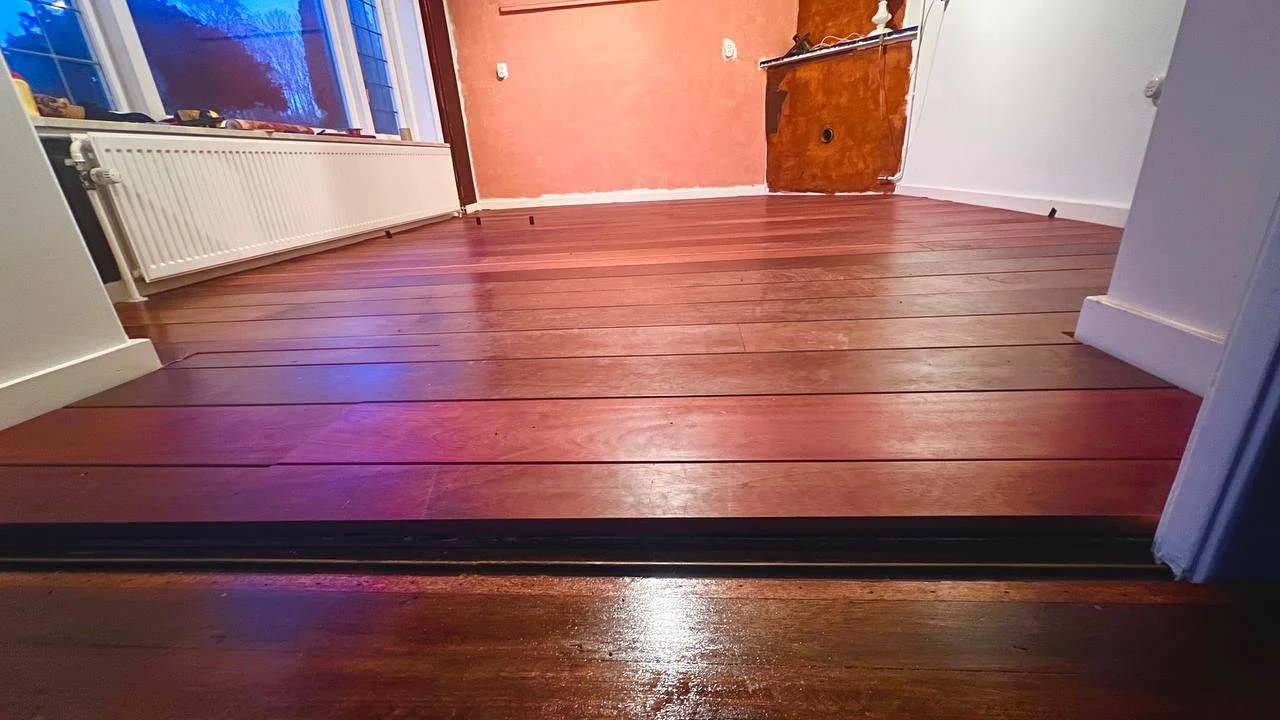 Hergebruikte houten vloer na het opnieuw leggen in een woning in Groningen