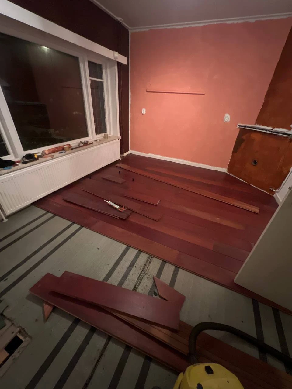Op maat aangepaste houten planken tijdens de vloerinstallatie in Groningen