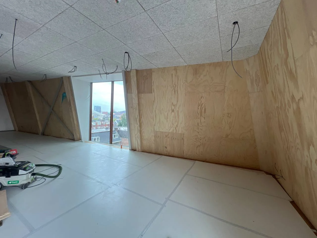 Houten wandbekleding op maat op de bovenverdieping van VRIJDAG Groningen