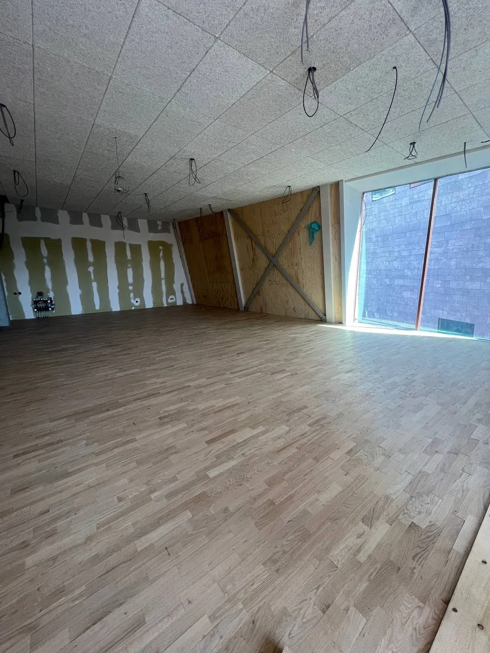 Houten wandpanelen passend gemonteerd rond hoeken en constructiedelen in Groningen