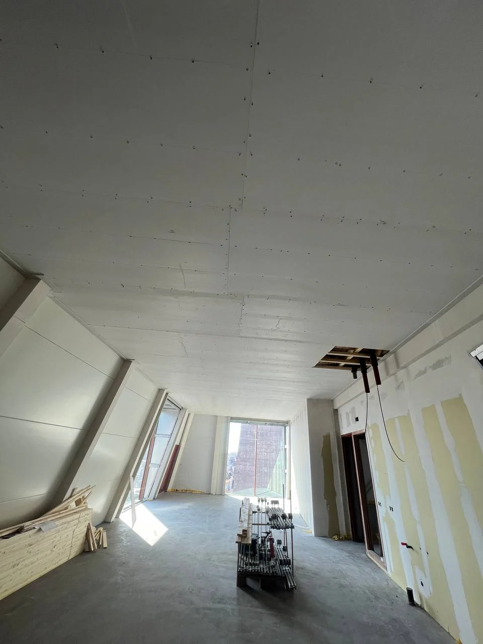 Bovenverdieping van VRIJDAG Groningen tijdens de interieurafbouw