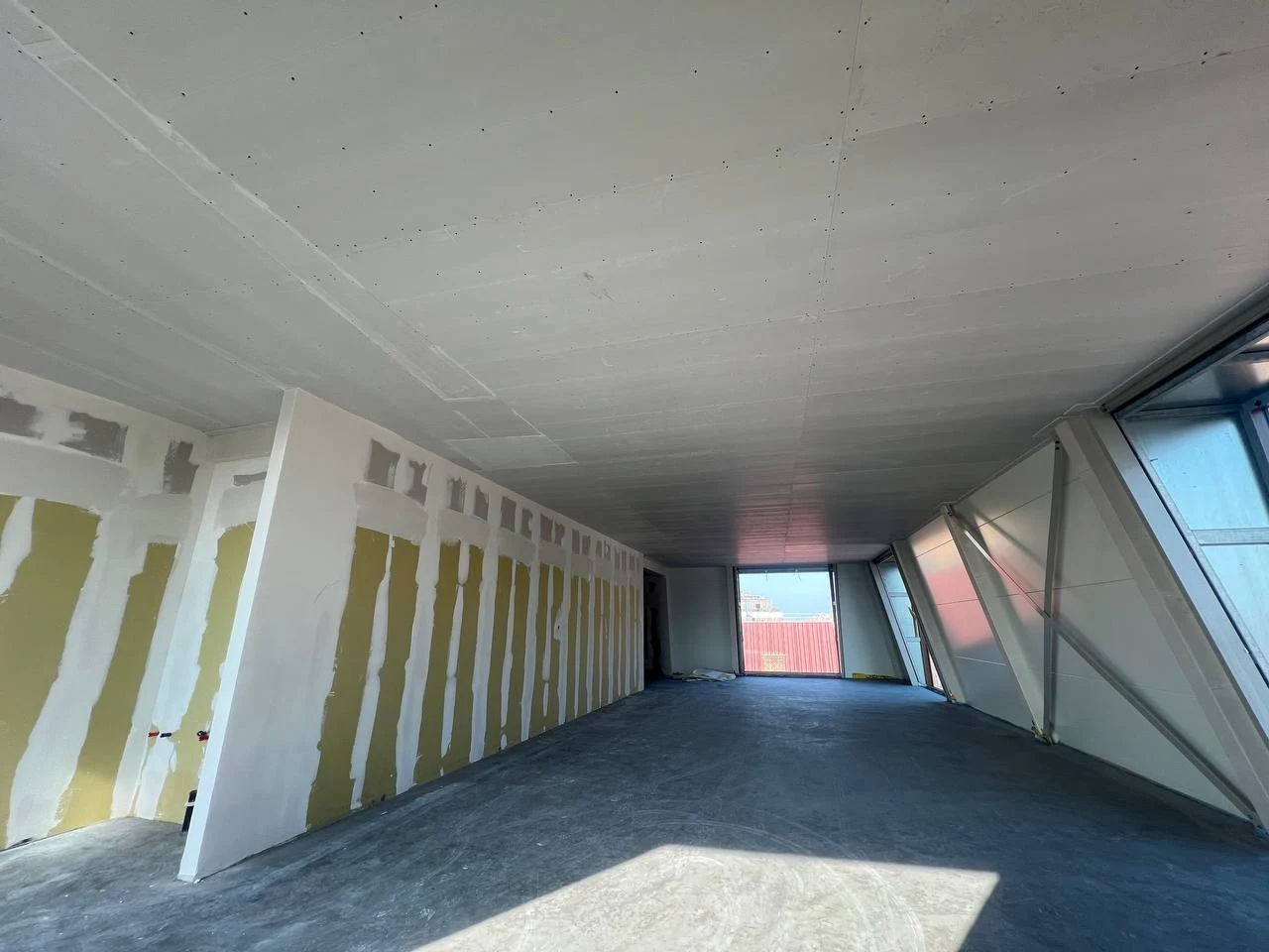 Interieurruimte bij VRIJDAG Groningen vóór montage van de houten wandpanelen