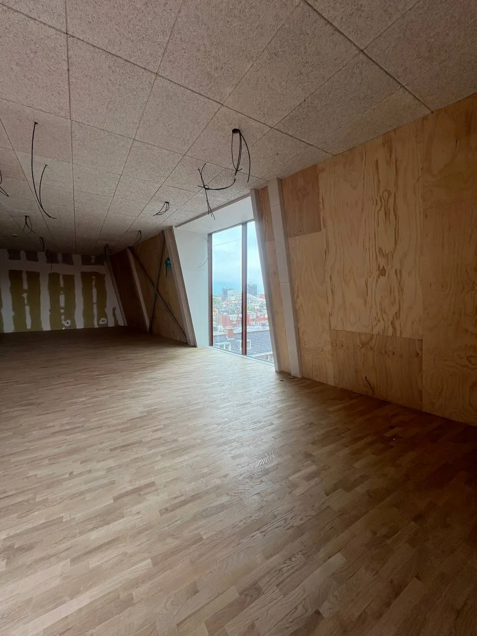 Doorlopende houten wandafwerking op maat in het interieur van VRIJDAG Groningen